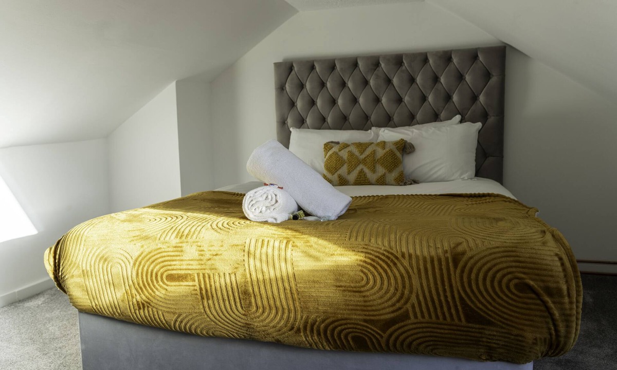 Airdrie House | Snug Modern Home in Airdrie