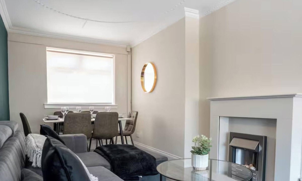 Hamilton House | Snug Modern Home in Hamilton