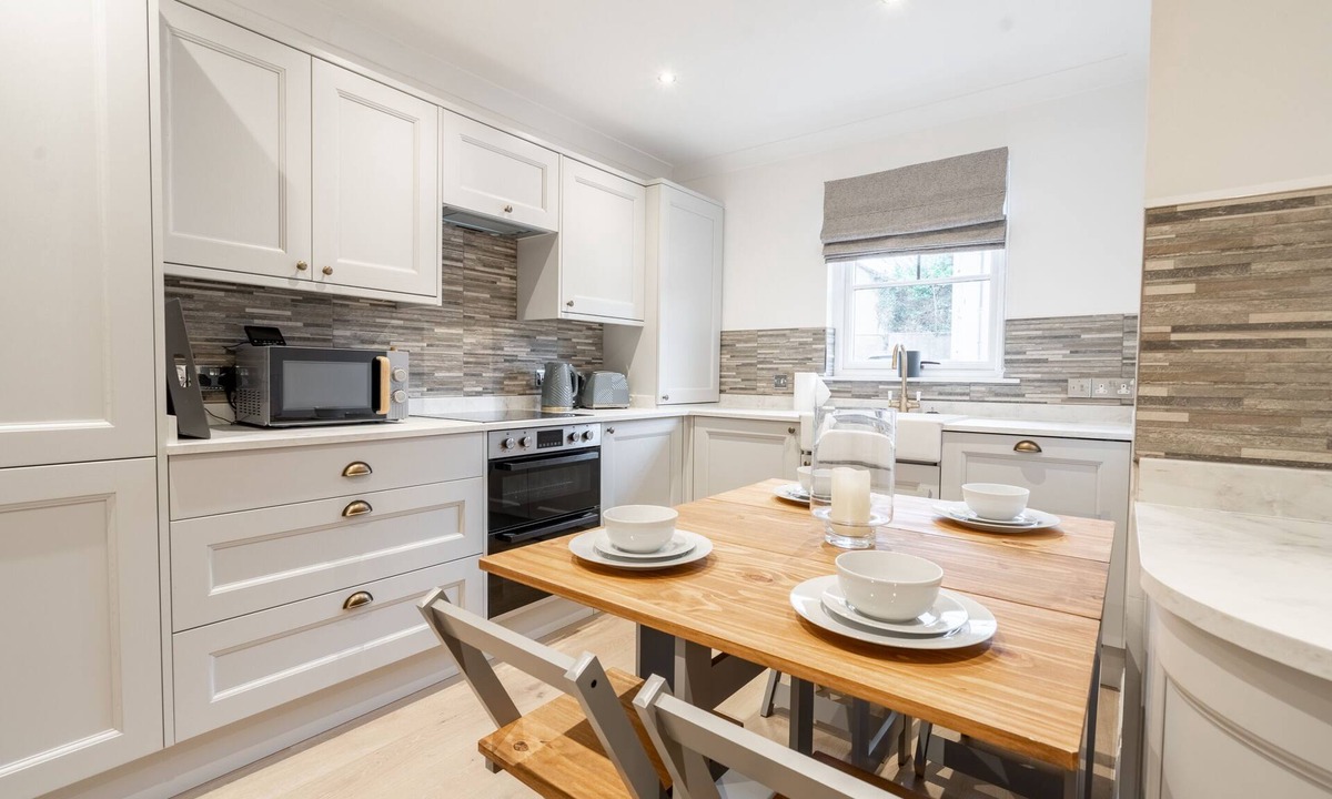 Lanark House | Snug Modern Home in Lanark