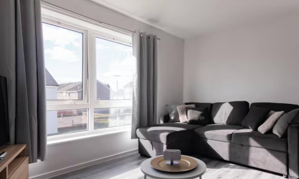 Shieldhall House | Snug Modern Home in Renfrew