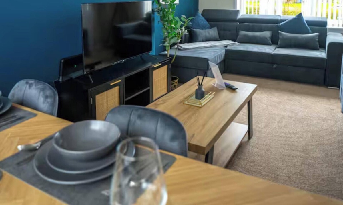 Whitburn House | Snug Modern Home in Whitburn