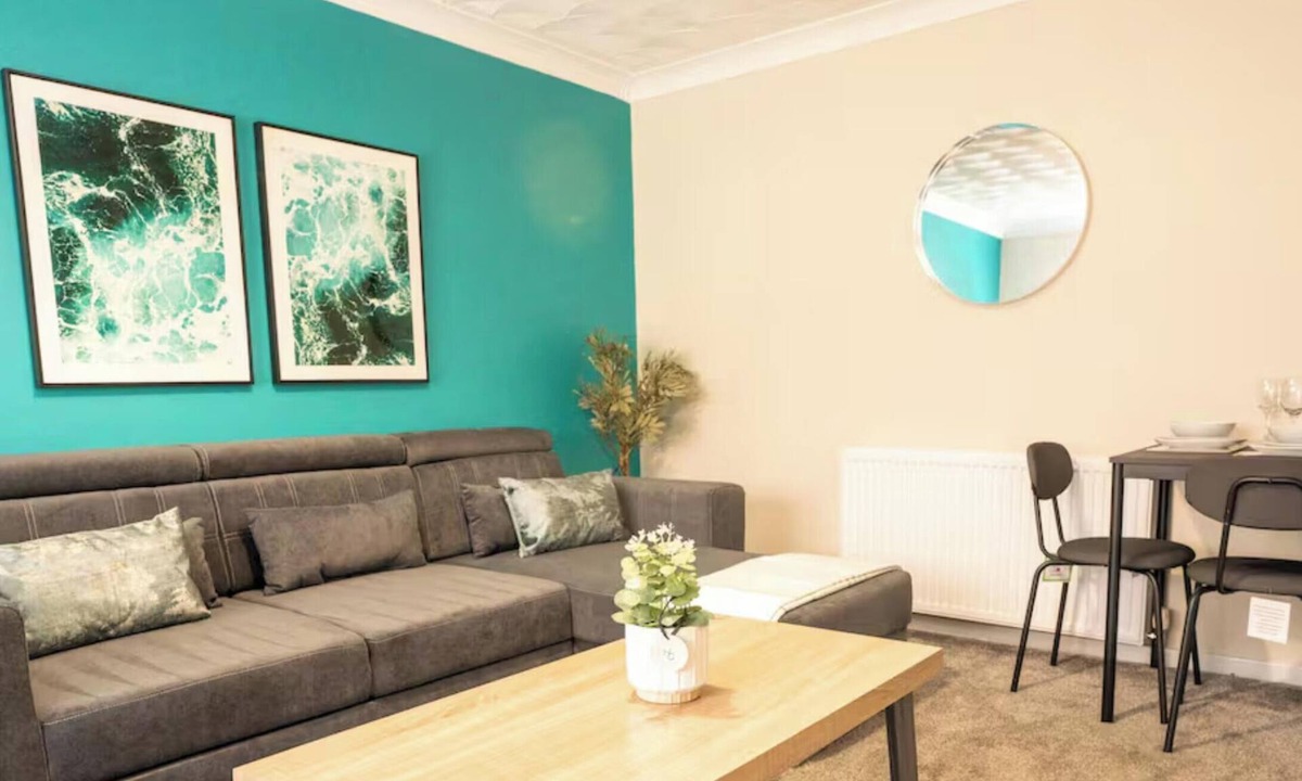 Whitburn House | Snug Modern Home in Whitburn