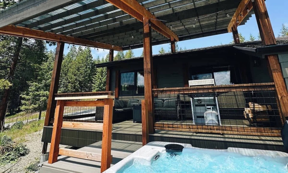 Kalispell House | Soak & Stay Cabin Hideaway