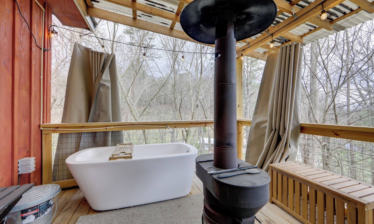 Cosby Cottage | Soaking Tub! Creekside Couples Haven in Cosby