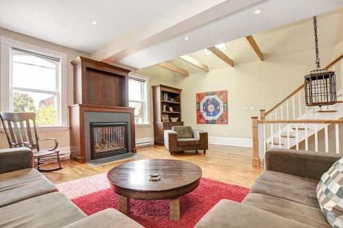 Hull House | Soaring ceilings 15 min walk to Parliament