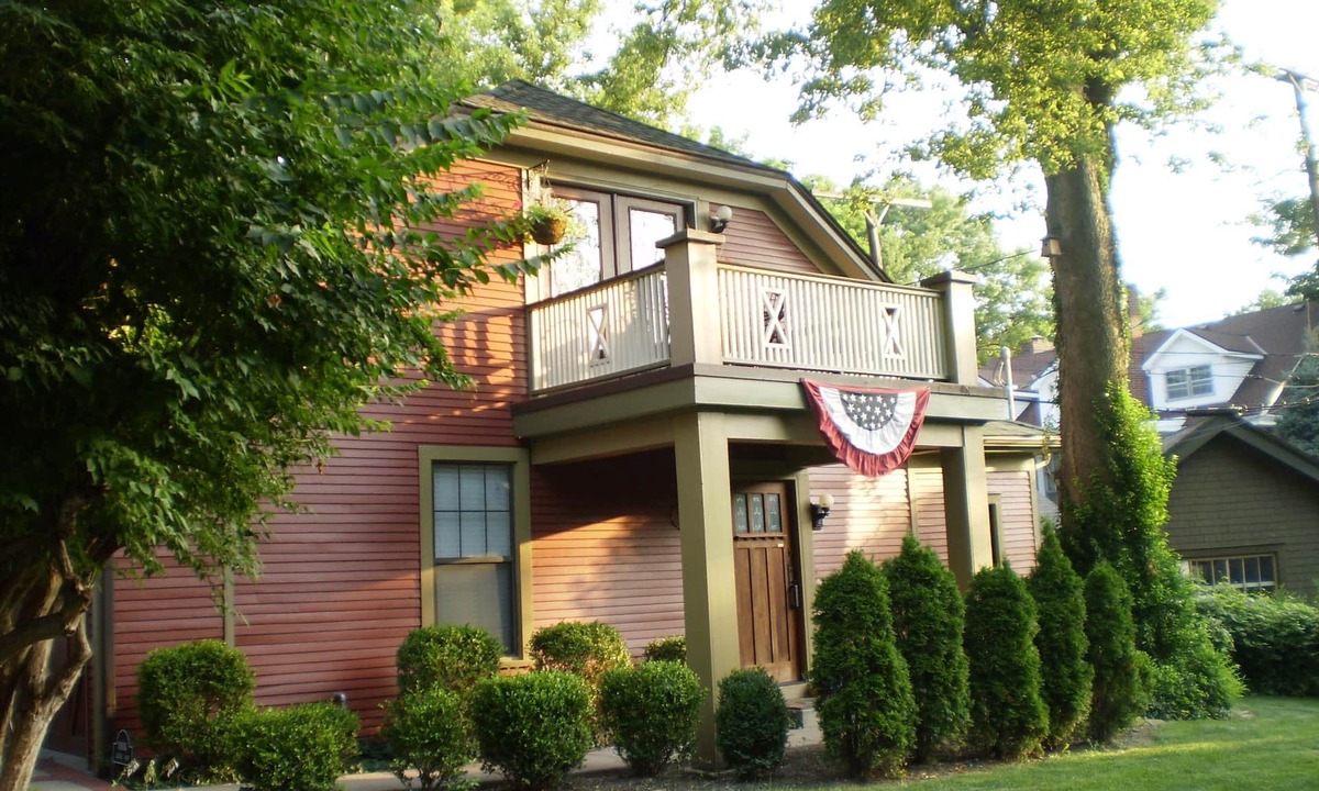 Central Hyde Park Cottage | SOCCER/FOOTBL friendly-CLOSE to PubTransp-2 BR/2 BA CarHseApt,Off-str &GarPrking