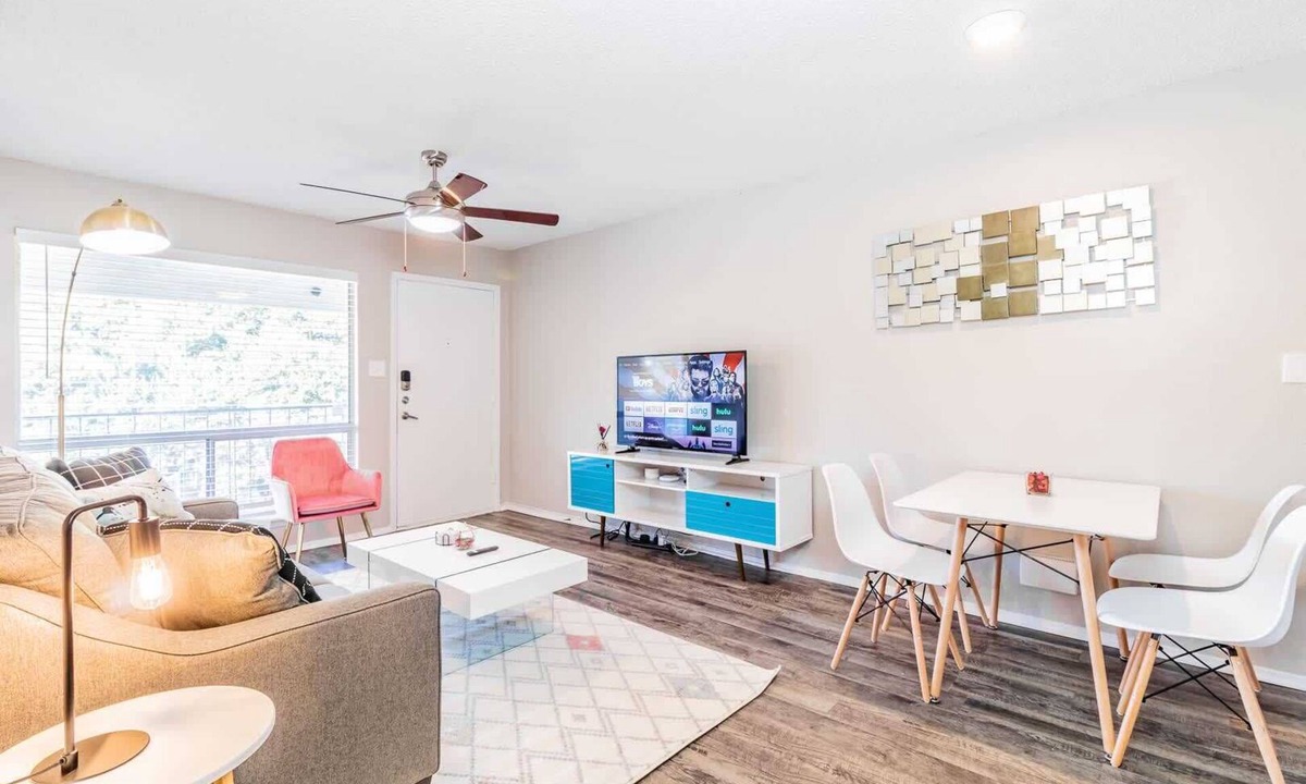 Dawson Apartment | SoCo 1BR suite, king bed, close to Downtown w pool