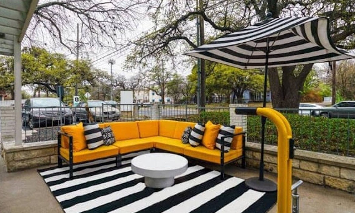 Dawson Apartment | Soco 2BR Comfy Suite w Pool King bed Fast Wifi