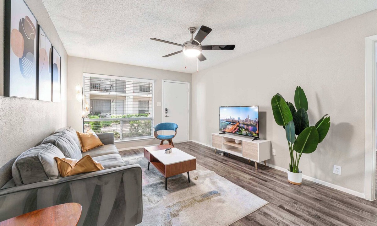 Dawson Apartment | SoCo 2BR cozy suite, king bed, fast WiFi w/pool