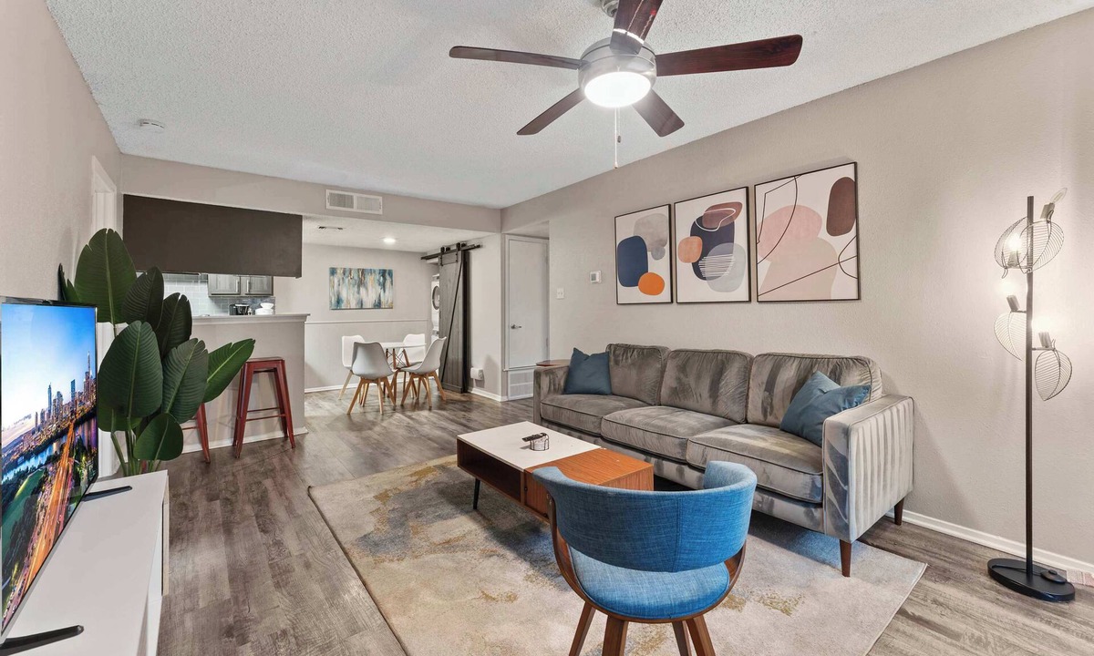 Dawson Apartment | SoCo 2BR warm suite, king bed, fast WiFi w/pool
