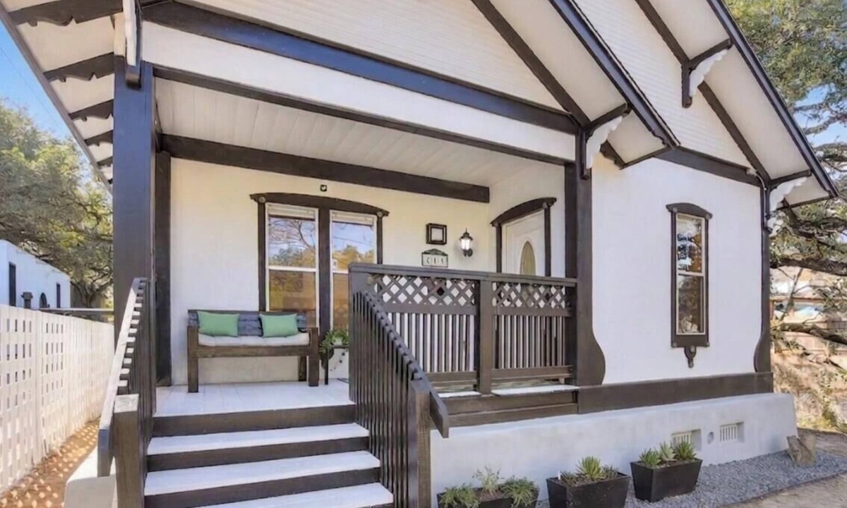 Bouldin House | SoCo - Creekside Bungalow
