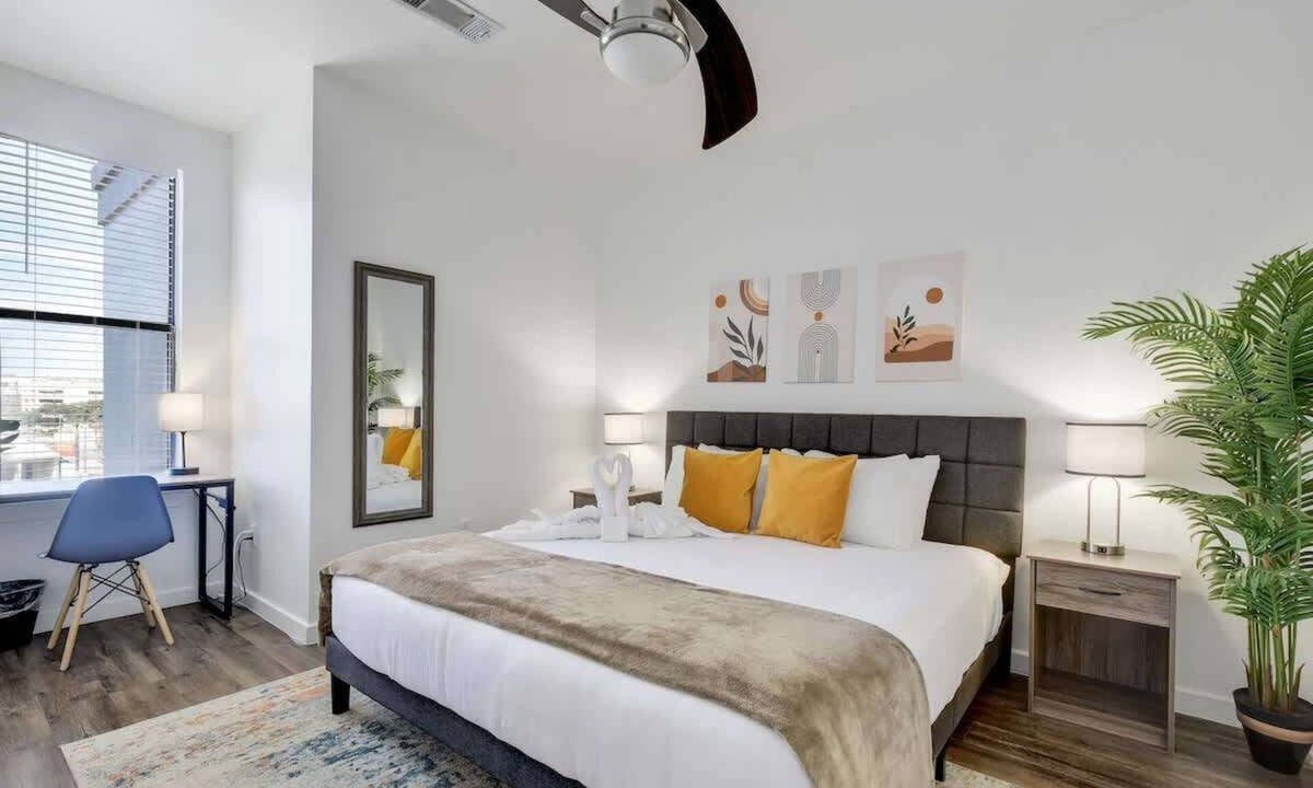 Downtown Austin Apartment | SoCo Riverside Retreat | Pool Gym | Unbeatable Loc