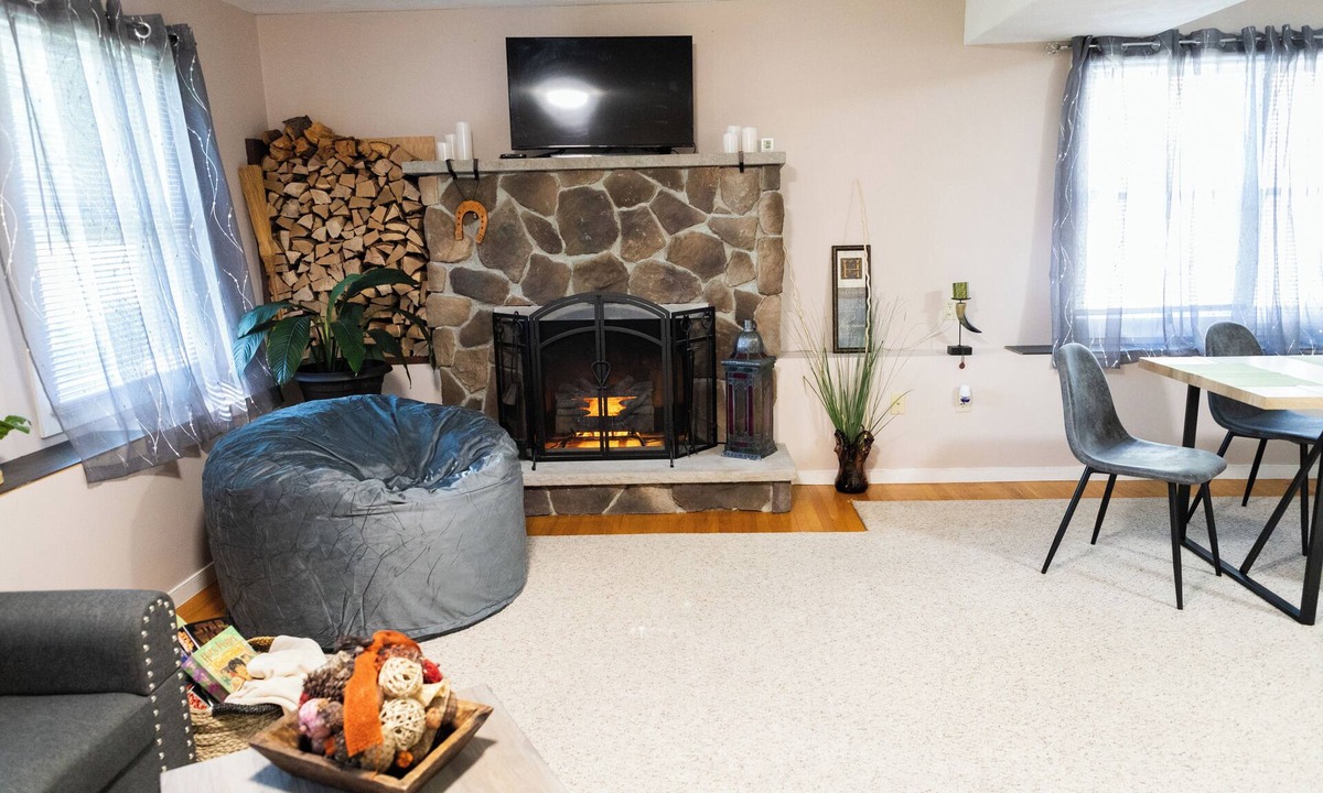 Woburn Apartment | SOFIMA-Cozy and Charming 2-bedroom apartment!