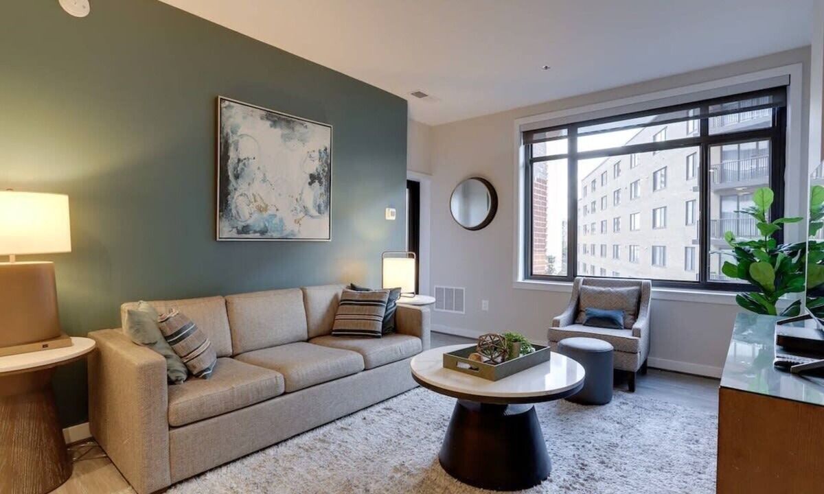 Court House Apartment | Sojourn | Courtland Towers w/Fitness Center