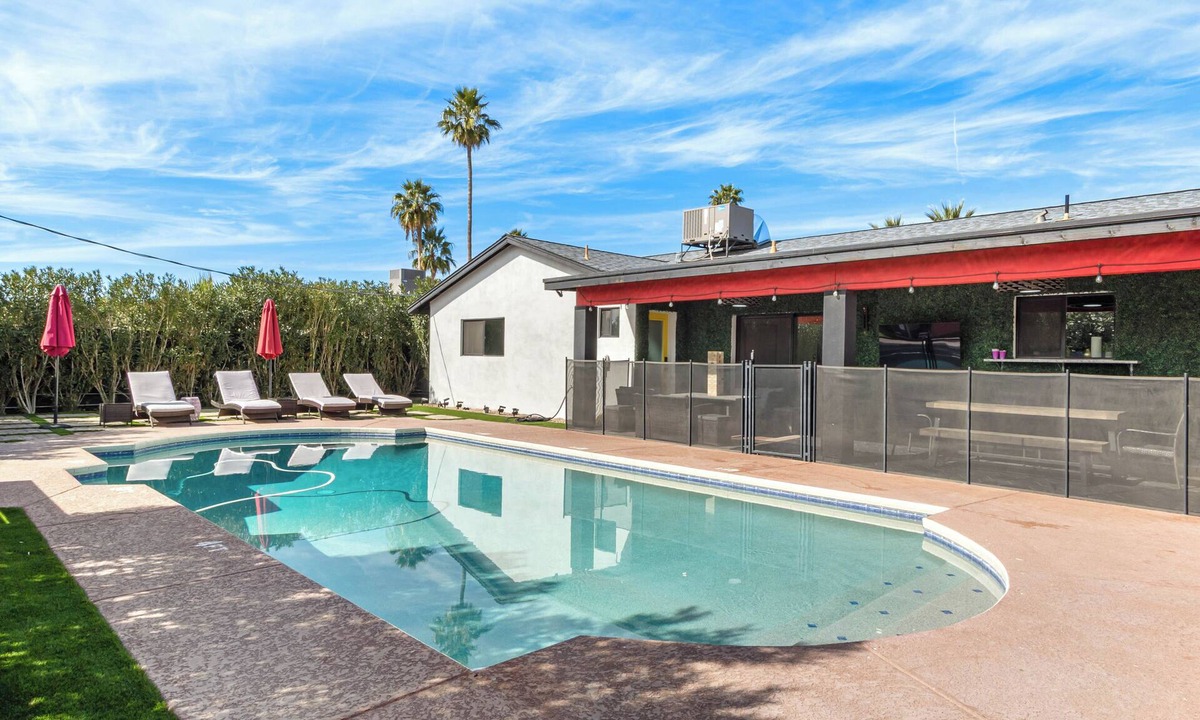 Pointe Scottsdale House | Sol Paradise Villa - Private Backyard with Pool, Loungers, BBQ, and Games in Scottsdale