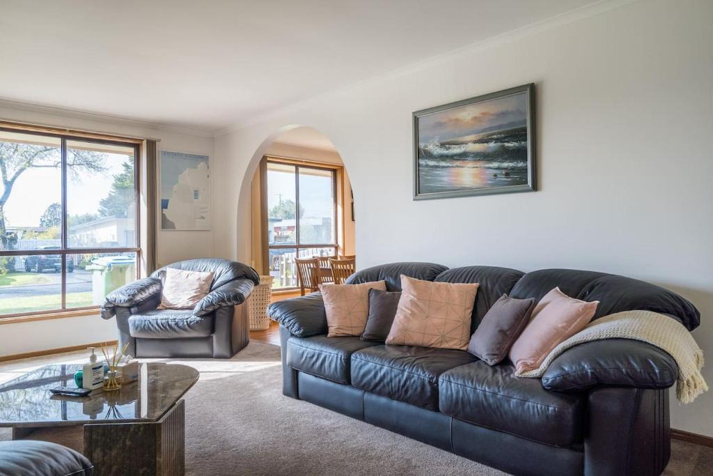 Dromana House | Solander's Retro Residence - By the Beach Group Stay