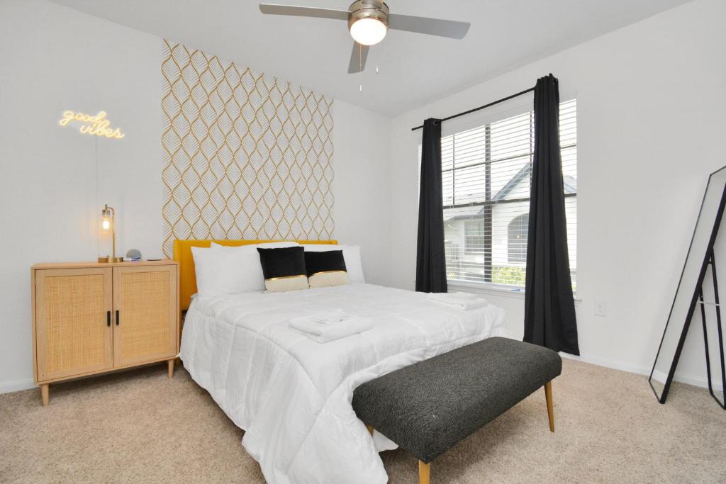 South Central Houston Apartment | Solatair Oasis Smart Hub with Free Parking, Pool&Gym
