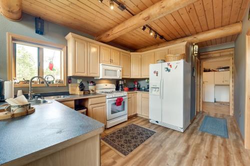 Funny River House | Soldotna Fishing Lodges w/Dock on Kenai River!