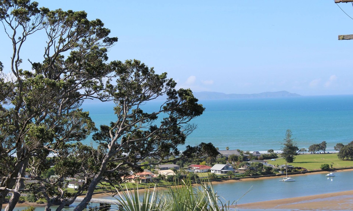 Doubtless Bay Apartment | Solitude with a pool and spectacular views pet friendly