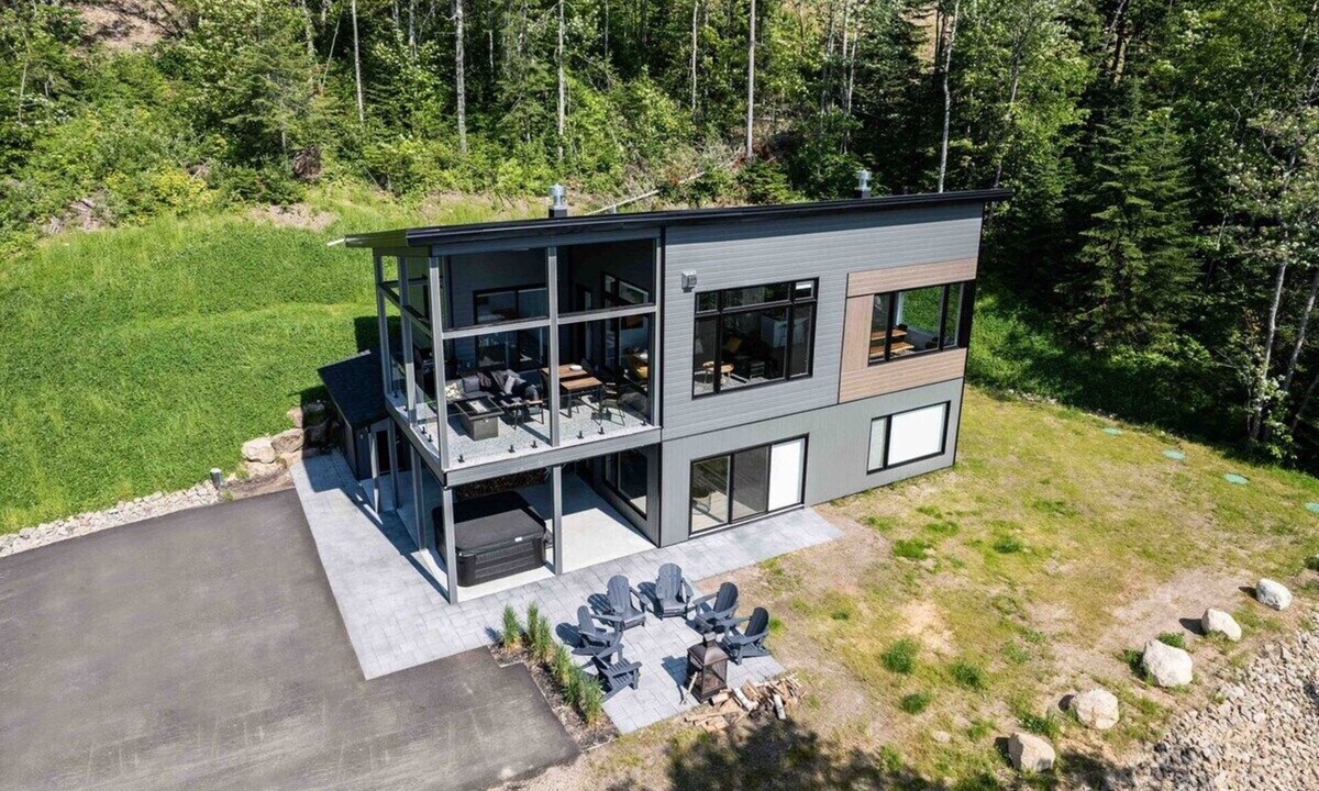 Les Eboulements Ski Chalet | Solstice 203: River Views, Terrace & Hot Tub