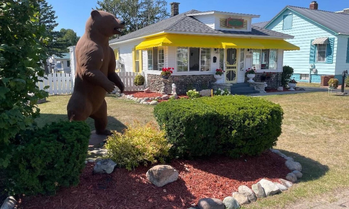 Mackinaw City Cottage | Somewhere in Time Cottage