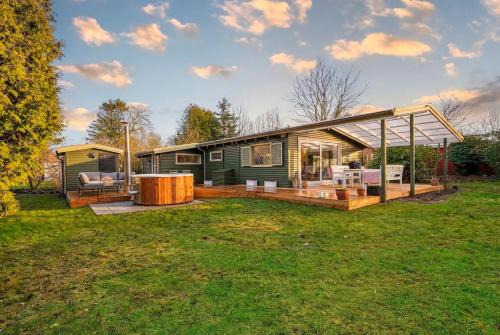 Dalby Huse House | Sommerhusidyl med vildmarksbad, strand og udebruser