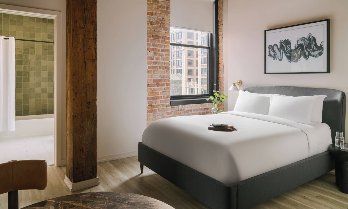 West Loop Gate Apartment | Sonder The Burnham | Queen Studio Apartment