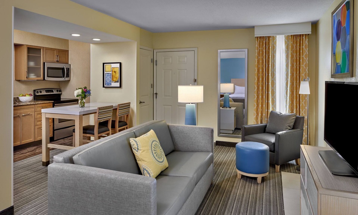 Middleburg Heights Hotel | Sonesta Simply Suites Cleveland Airport