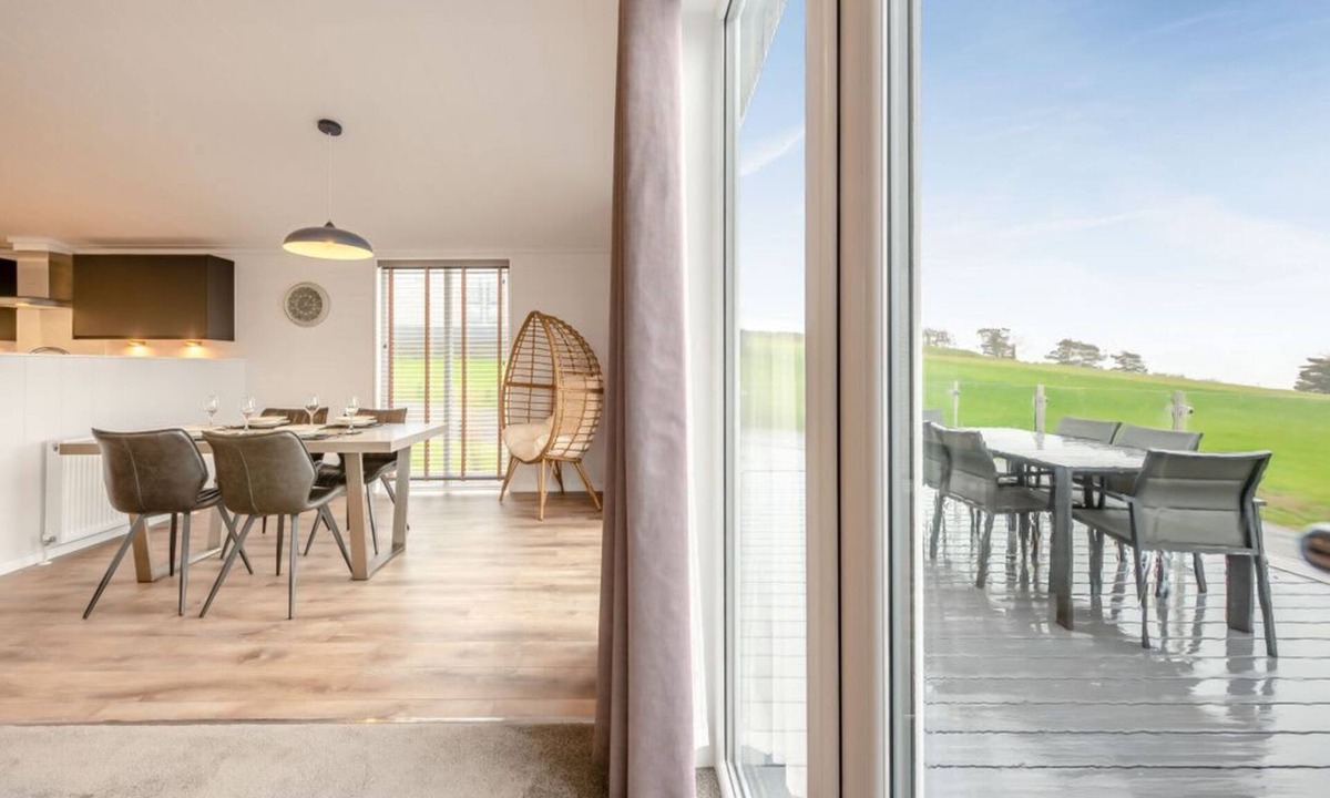 Laugharne Cabin | Sonnet 3 Spa, Laugharne