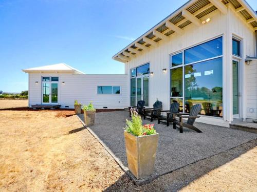Vineburg House | Sonoma-Napa Wine Country Retreat Surrounded By Vineyards, Views, & Privacy
