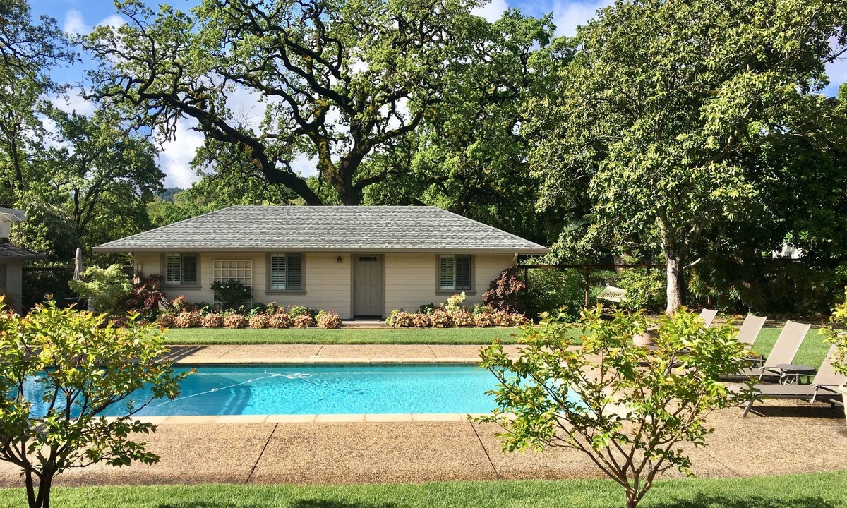 Santa Rosa Cottage | Sonoma Rosso: Poolside Luxury for 2