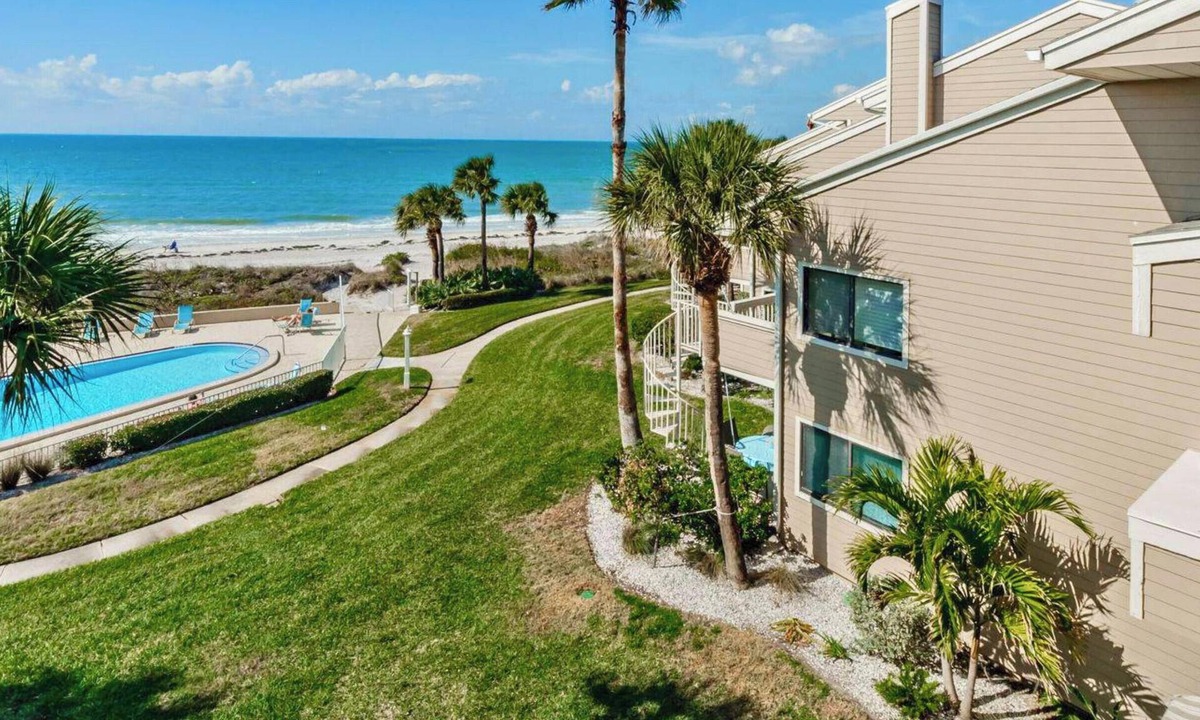 Belleair Beach Condo | Sonrisa 10 | Beachfront Townhome in Belleair Beach