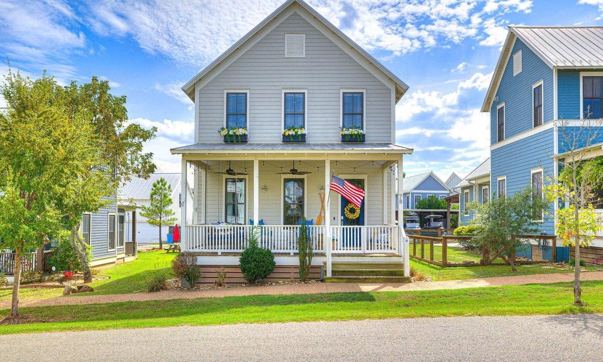 Eufaula House | Sons & Sunshine close to Tower Court Pool!