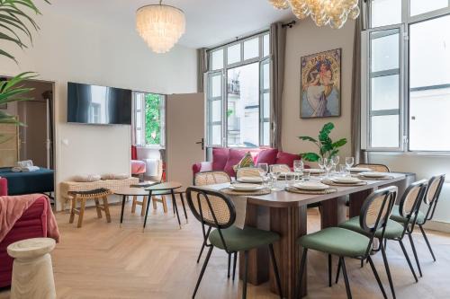 Quinze-Vingts Hotel | Sophie Stay - Le Mucha - King size bed - AC