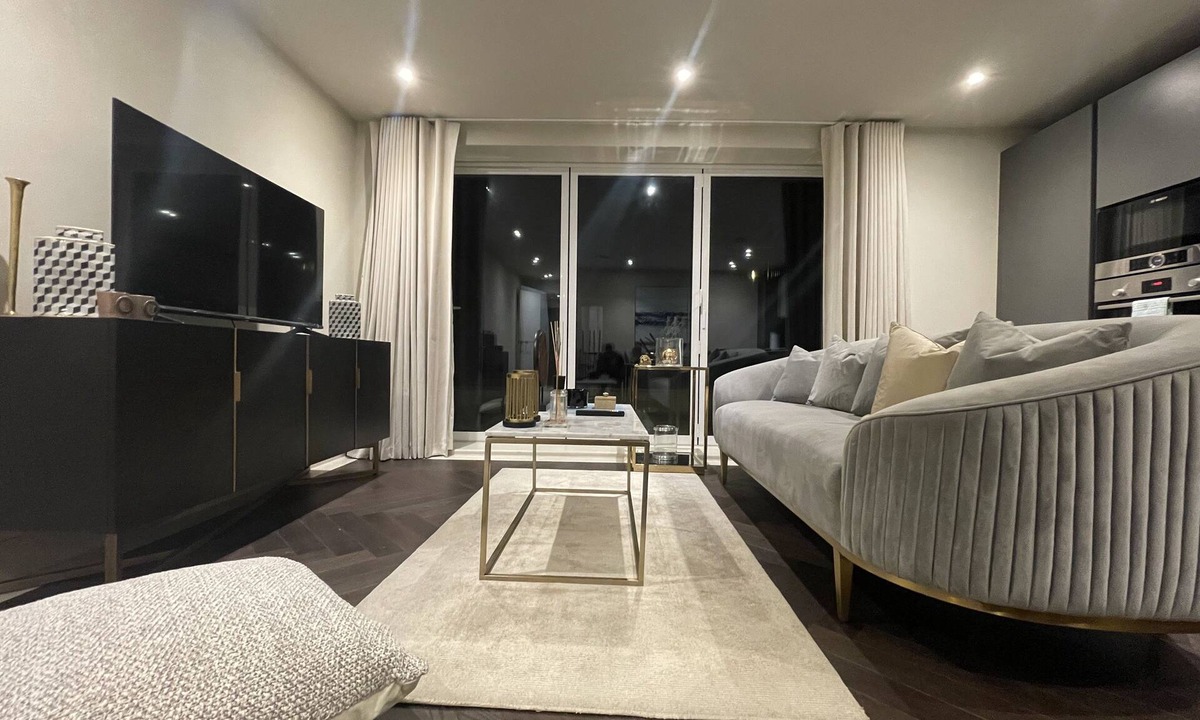 Chigwell Apartment | Sophisticated 1BR, 1BA Chigwell Designer Flat