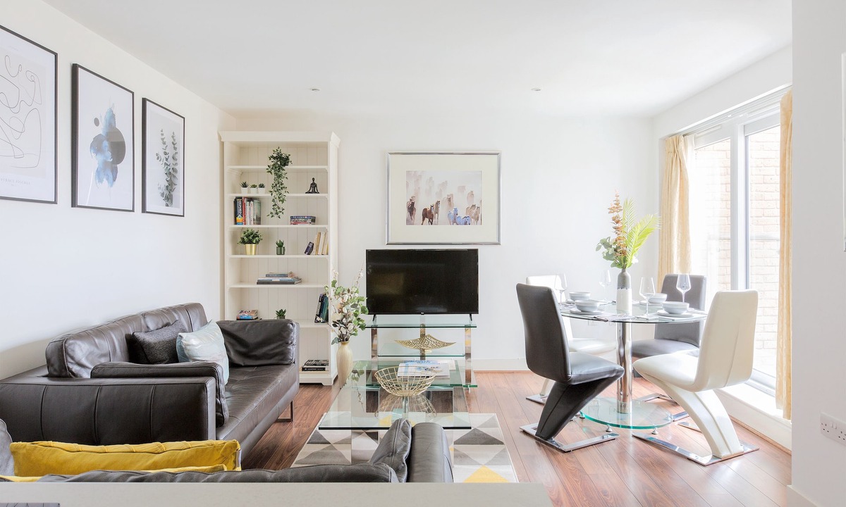 Acton Apartment | Sophisticated 2 Bed Flat with Balcony in Acton