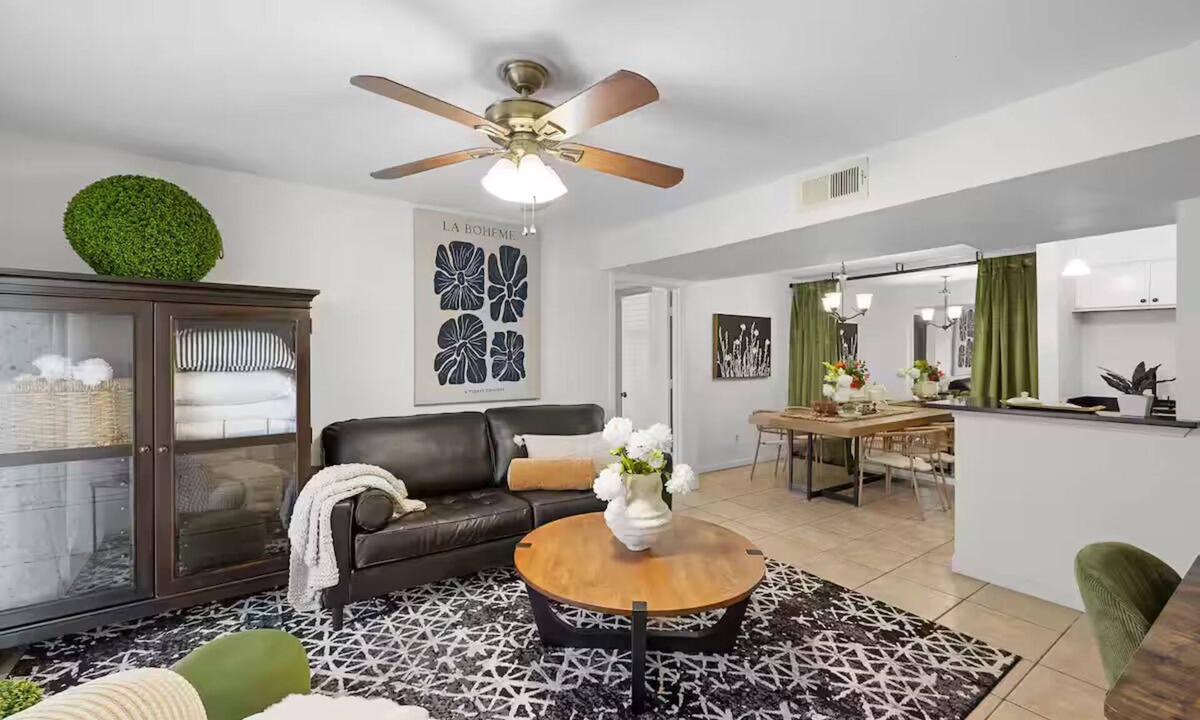 Plantation Oaks Condo | Sophisticated 2BR by TAMU/King/Washer & Dryer