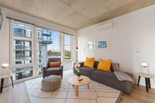 River North Hotel | Sophisticated 4BR Suite - Modern and Luxurious