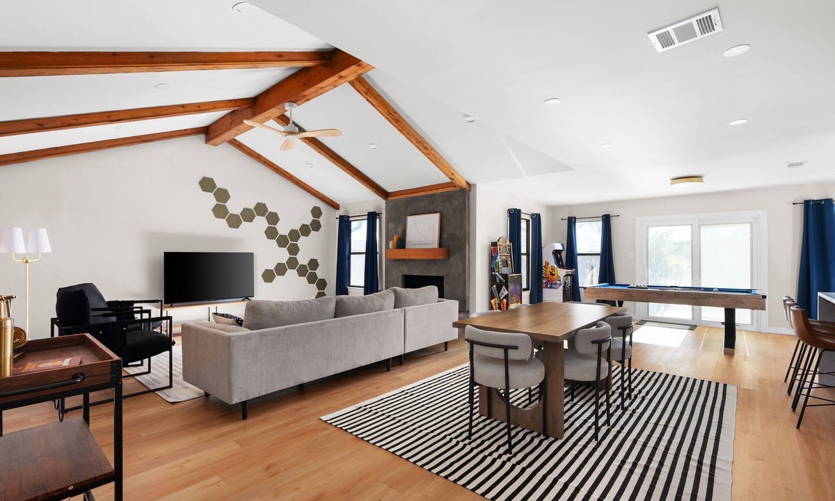 West Oak Hill House | Sophisticated 5BR w/Spa, Fire Pit & Parking