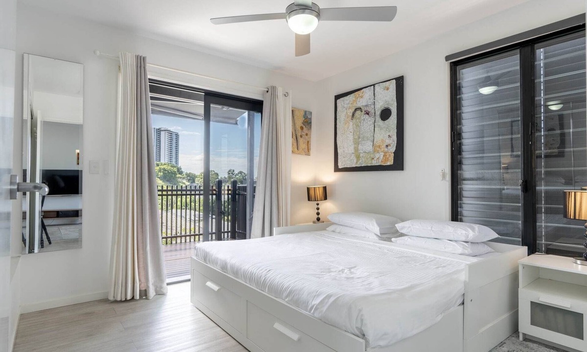 Fortitude Valley Apartment | Sophisticated 2-Bed Home With Alfresco Dining