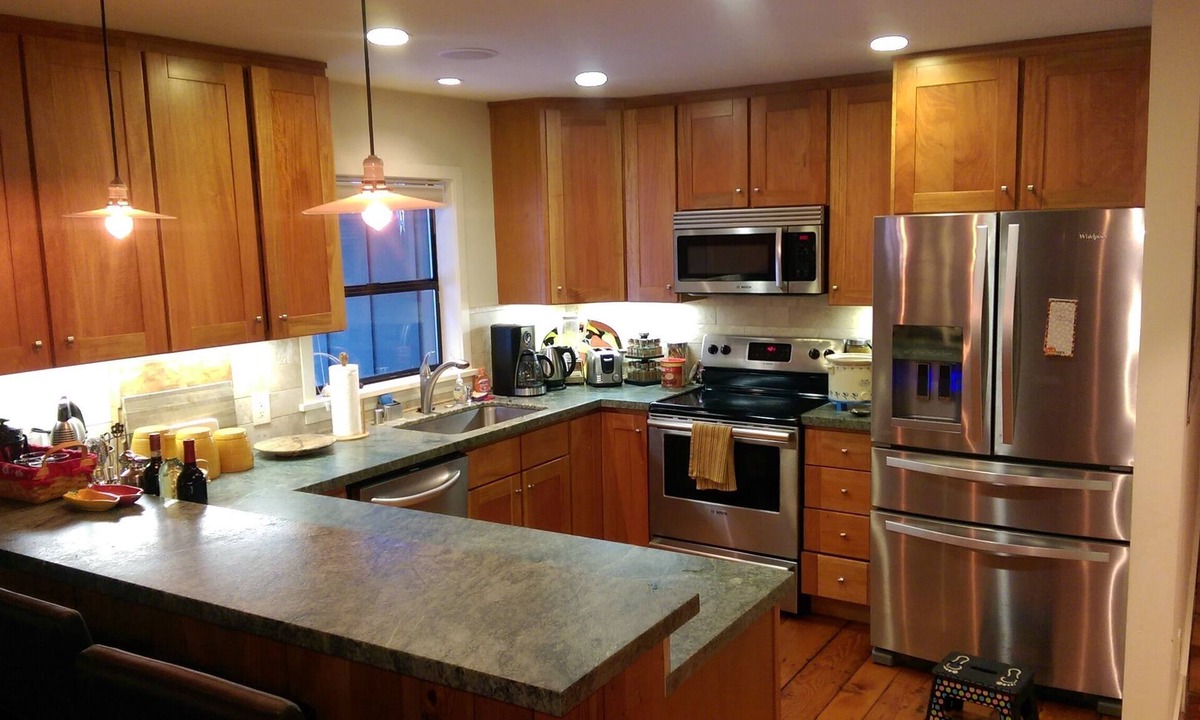 Strawberry House | Sophisticated Home. Stainless Kitchen to Cedar Sauna. Tesla Charger. Relax!