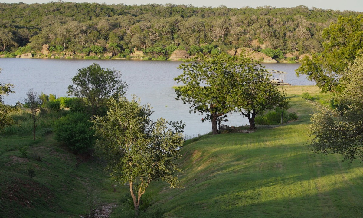 Spicewood House | Sophisticated, Serene Waterfront Paradise on Lake Travis