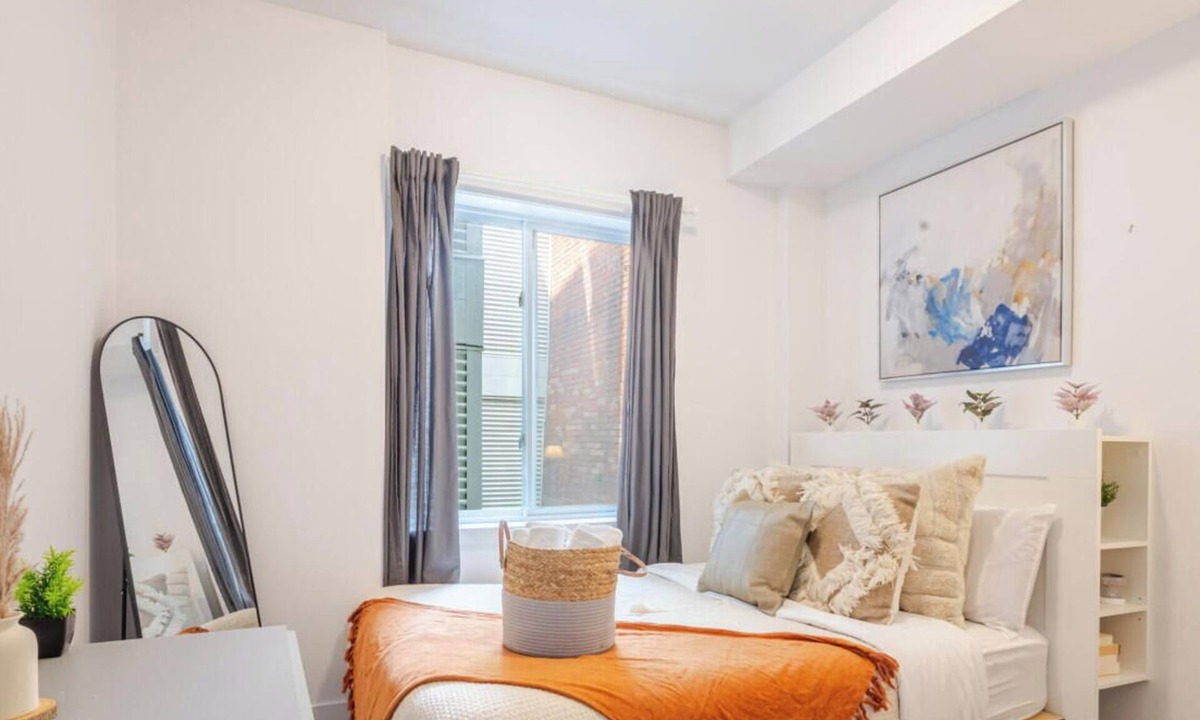 Griffintown Apartment | Sophisticated Stay in the Heart of Griffintown