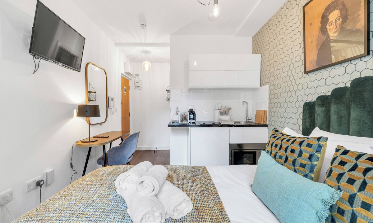 Barbican Apartment | Sophisticated Studio Space in Prime Spot!