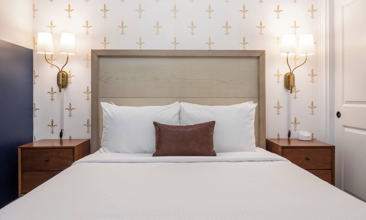 Rittenhouse Row Apartment | Sosuite | Window Wall 1BR Apt w W/D