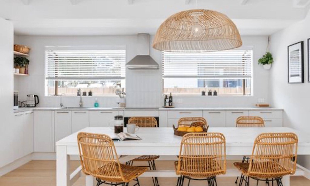 Papamoa Beach House | Soul Escape - Pet-Friendly 3-Bedroom Retreat with Sunlit Living, Private Deck, Fully Fenced Yard, Steps from White Sandy Beaches, Cafés & Amenities