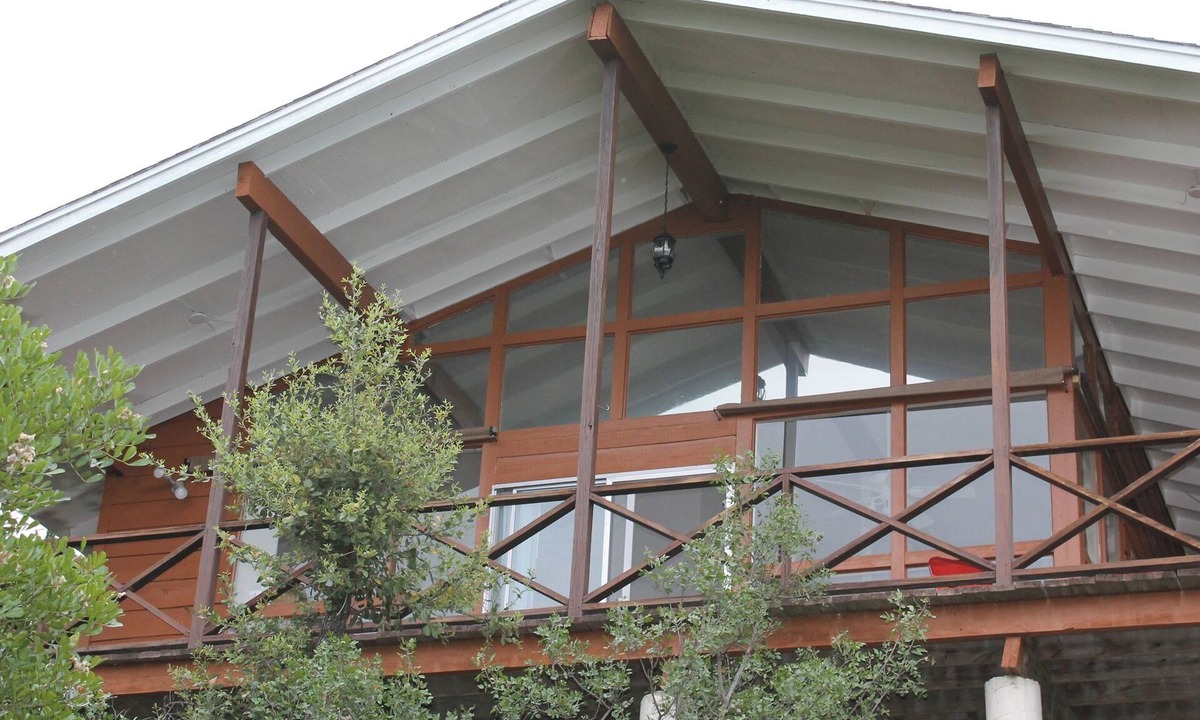 Lakehills House | Soul Quenching Views, Breathtaking Sunsets. Gorgeous Covered Balcony on the Lake