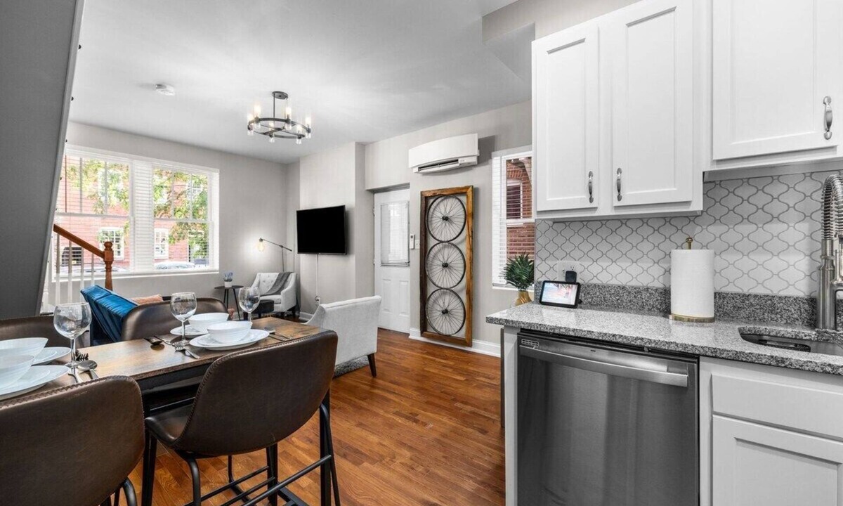 Soulard Apartment | Soulard Gem Dual Master 2BR w/own EnSuites & Deck
