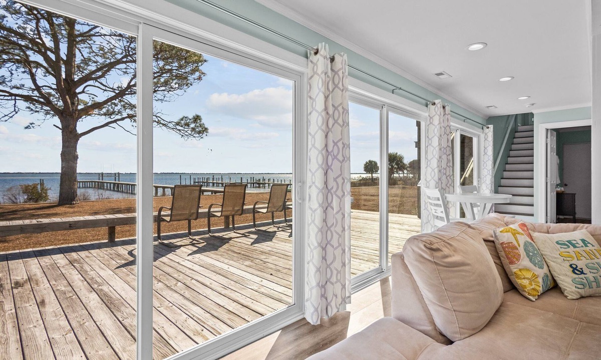 Newport House | Soundfront Retreat – Private Dock, Large Deck & Waterfront Views