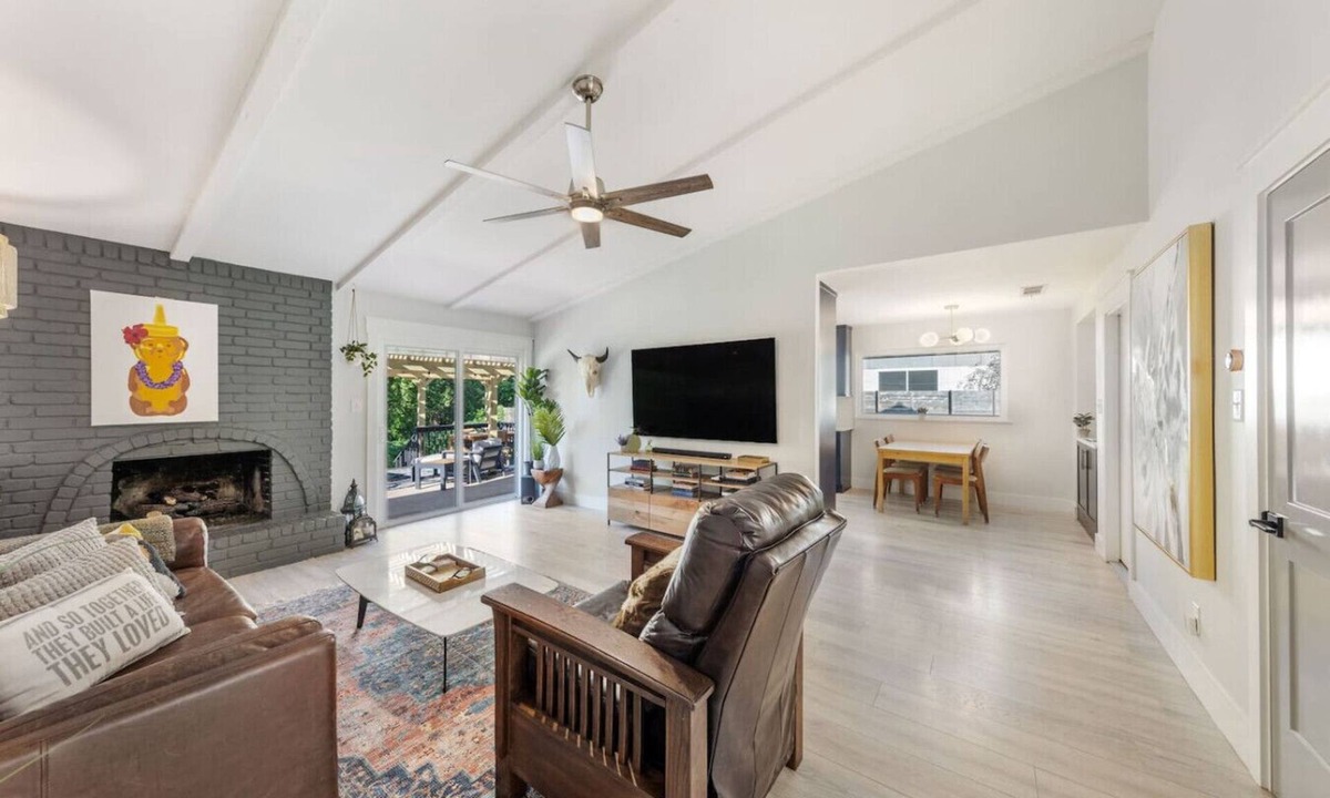 East Congress House | South ATX Home Sauna, Parking, Cowboy Pool